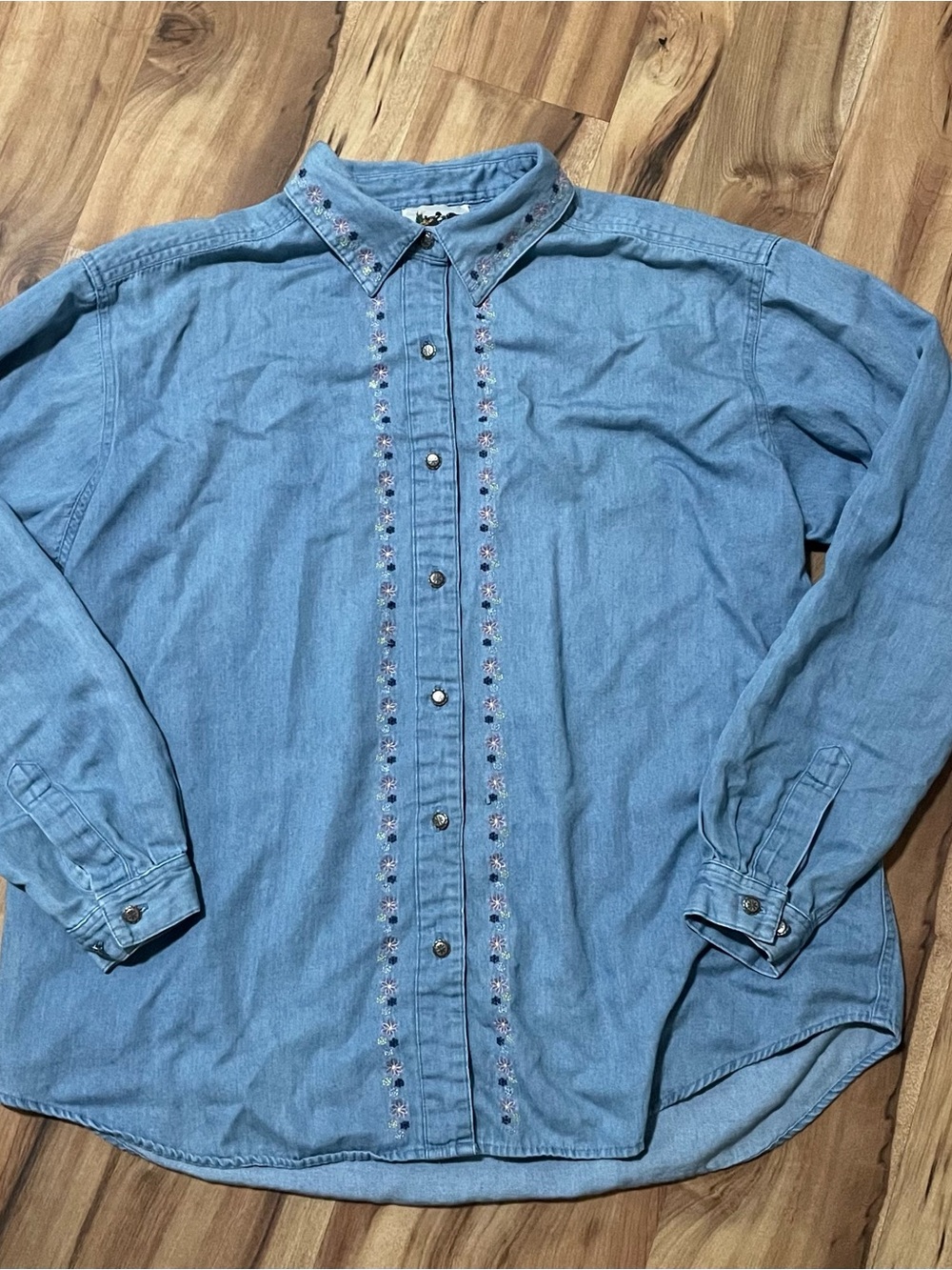Northern Reflections Vintage Chambray Button Up Shirt Floral Embroidery Sz L